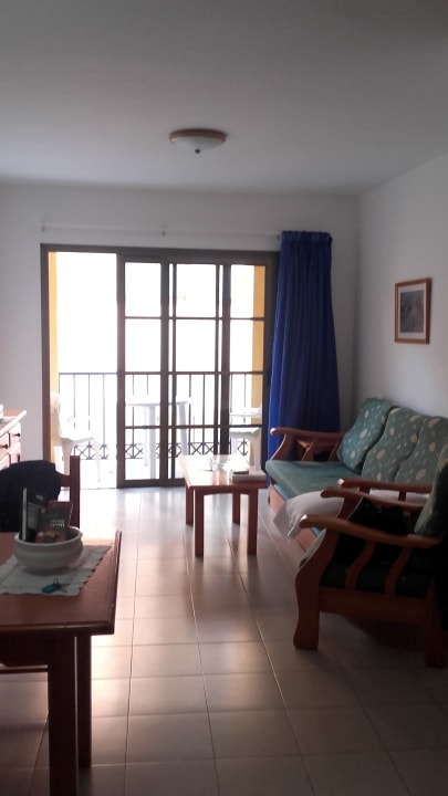 Wohnraum mit Schlafsofa für 3. Person La Hila Apartamentos