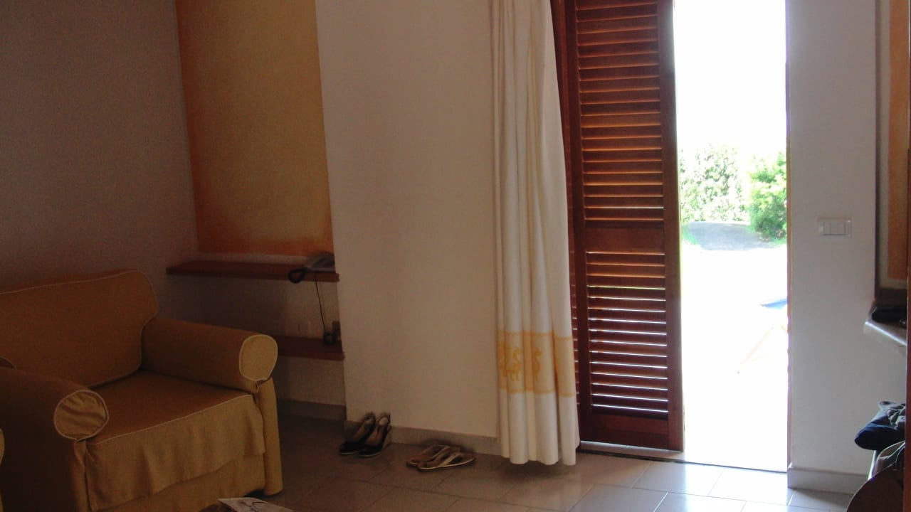 Wohnzimmer mit Eingangstür über die Terrasse Park Hotel Cala di Lepre & Spa