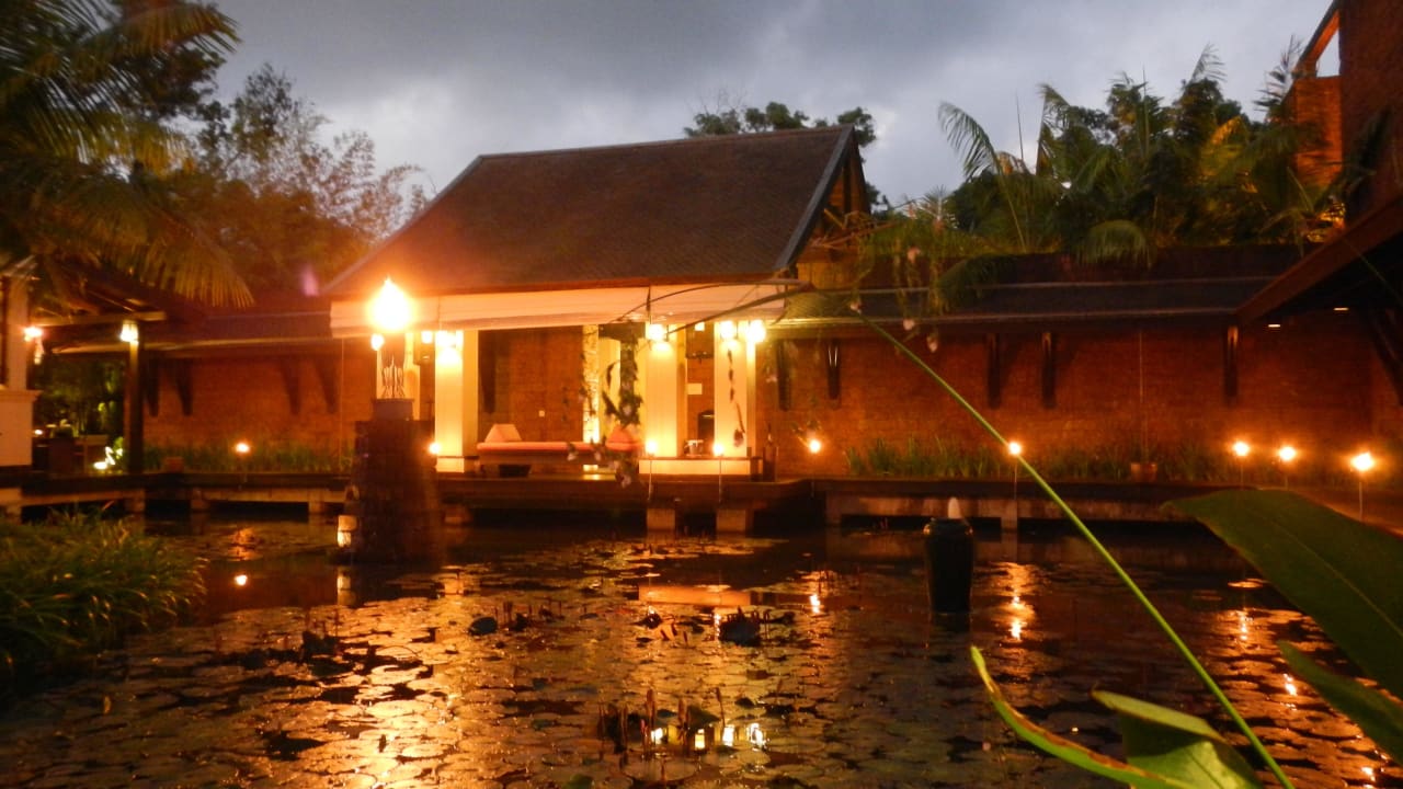 Romantische Beleuchtung am Abend Anantara Mai Khao Phuket Villas