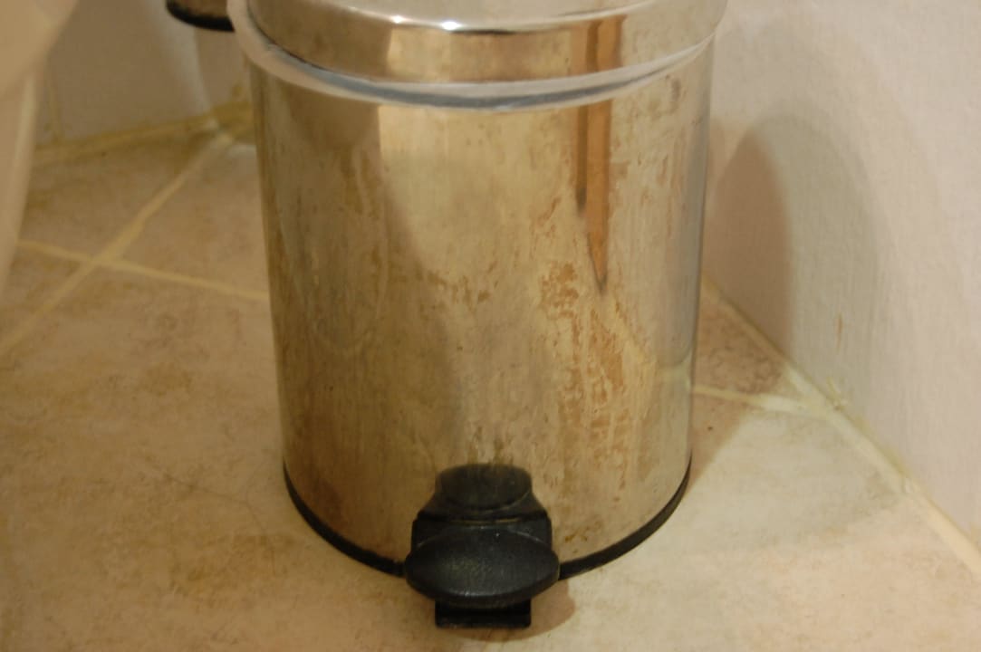 Lecker Abfalleimer im Bad Grand Belish Resort Hotel & Spa