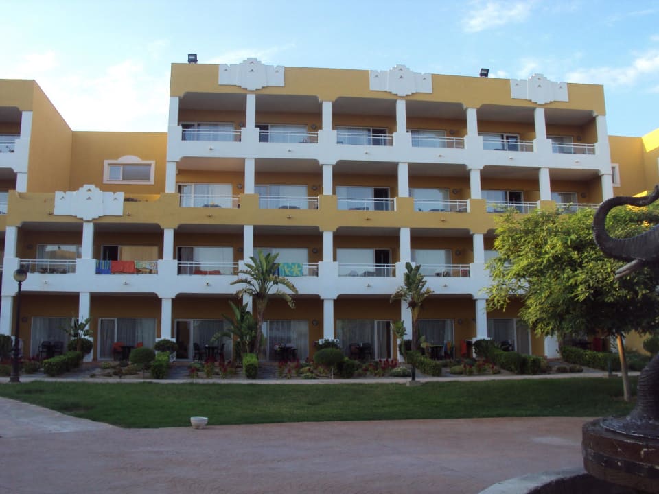 Una zona de habitaciones Playazimbali Hotel