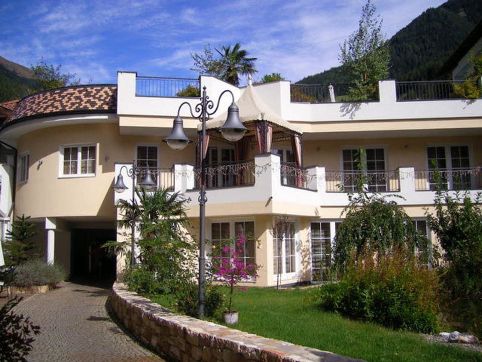 Innenhof des Hotels STROBLHOF Active Family SPA Resort