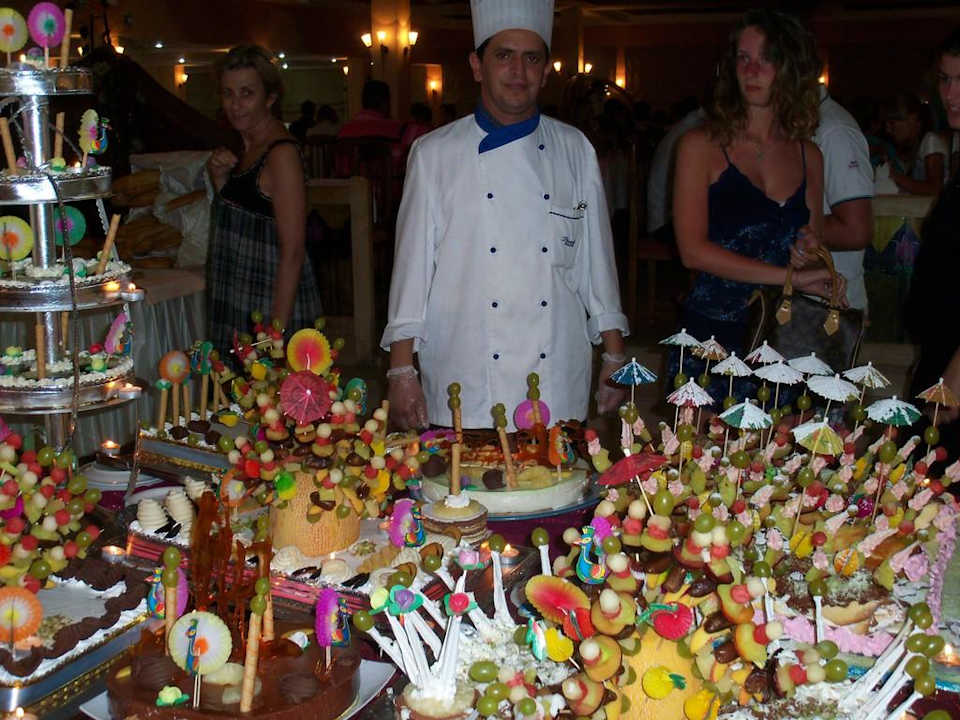 Tolles Buffet mit Mehlspeisen Hotel Paradis Palace