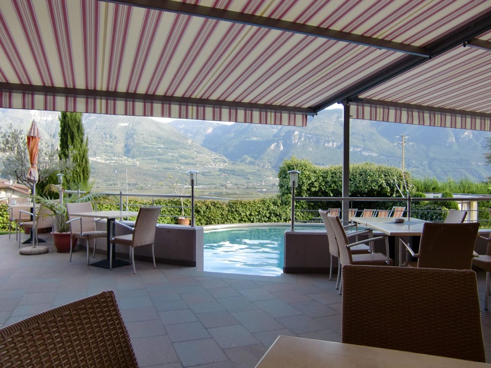 Gemütliche Terrasse mit Pool Garni Erika