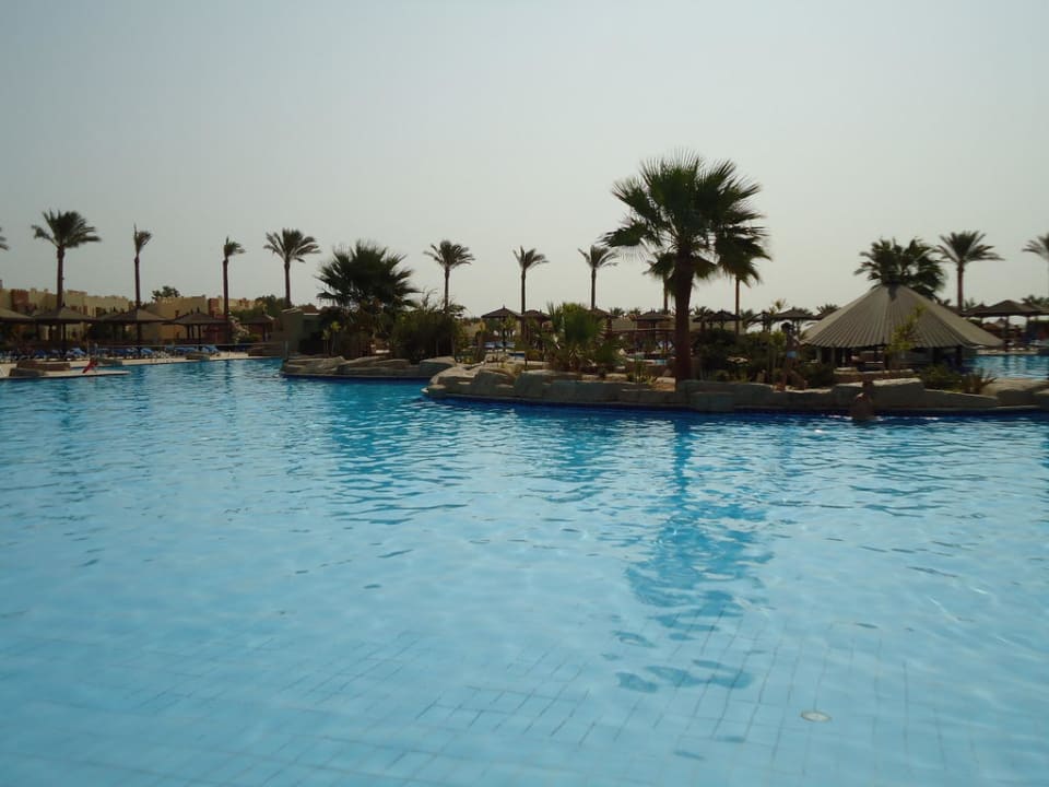 Mainpool mit Blick auf die Poolbar SUNRISE Royal Makadi Resort