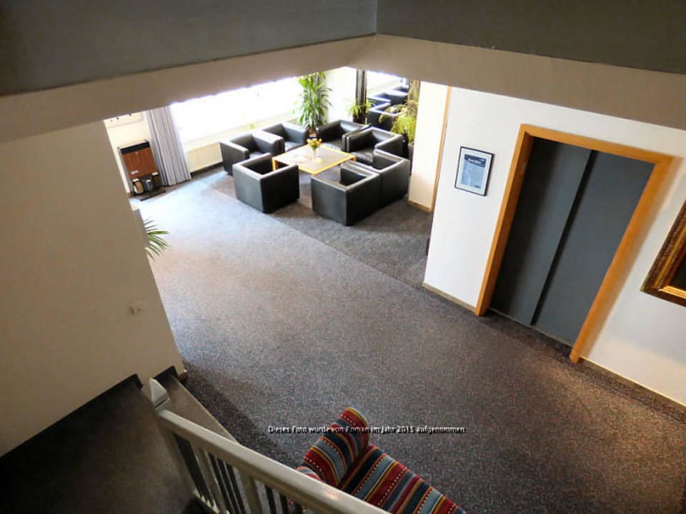 Blick von der Haupttreppe im EG auf Sitzecke Lift Ringhotel Altstadt