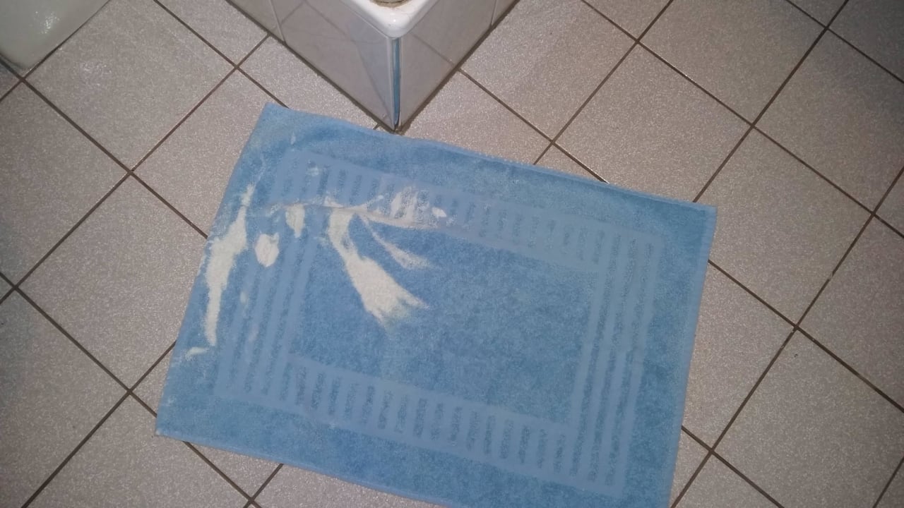 Verfärbtes (?) Handtuch Landgasthof Zum Schwarzen Roß