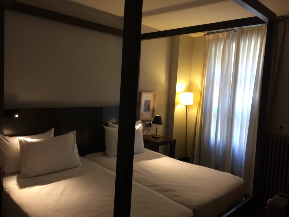 Schönes Bett,aber leider schiefe Lampe ;) Hotel Banys Oriental