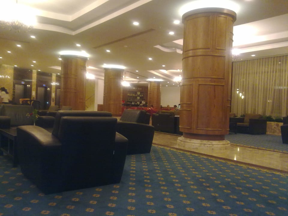 Weiträumige Sitzbereiche in der Lobby Özkaymak Select Resort Hotel