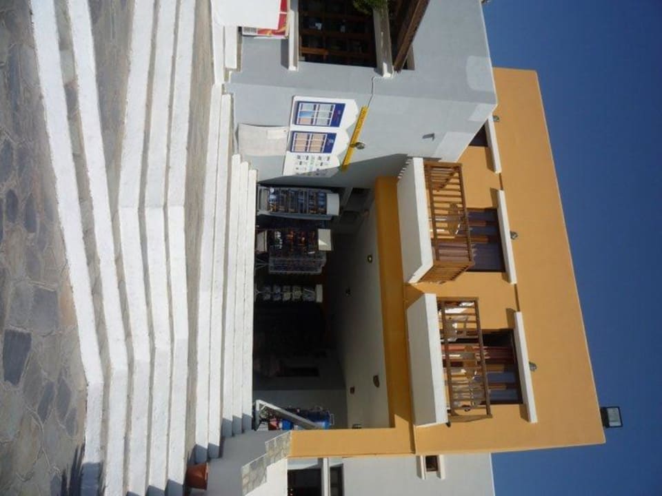 Vom Pool in Richtung Lobby und Haupteingang Atlantica Marmari Beach