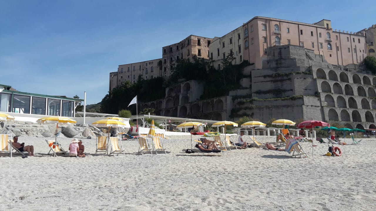 Der Strand, im Hintergrund Tropea Le Roccette Mare Beach Hotel & Restaurant