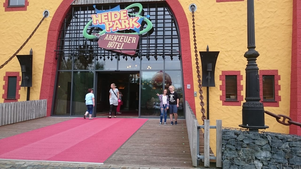 Hoteleingang Heide Park Abenteuerhotel