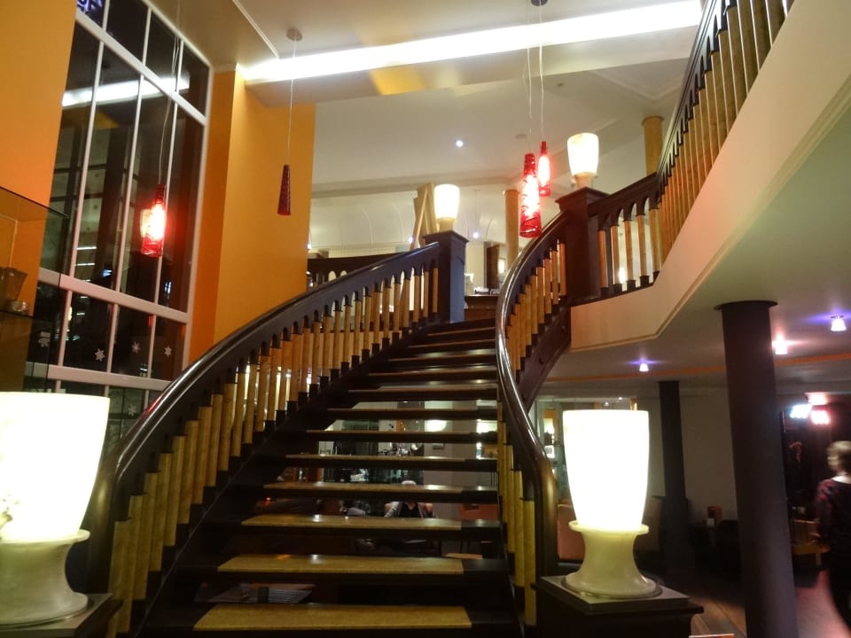 Treppe im Eingangsbereich Spirit & SPA Hotel Birkenhof am Elfenhain