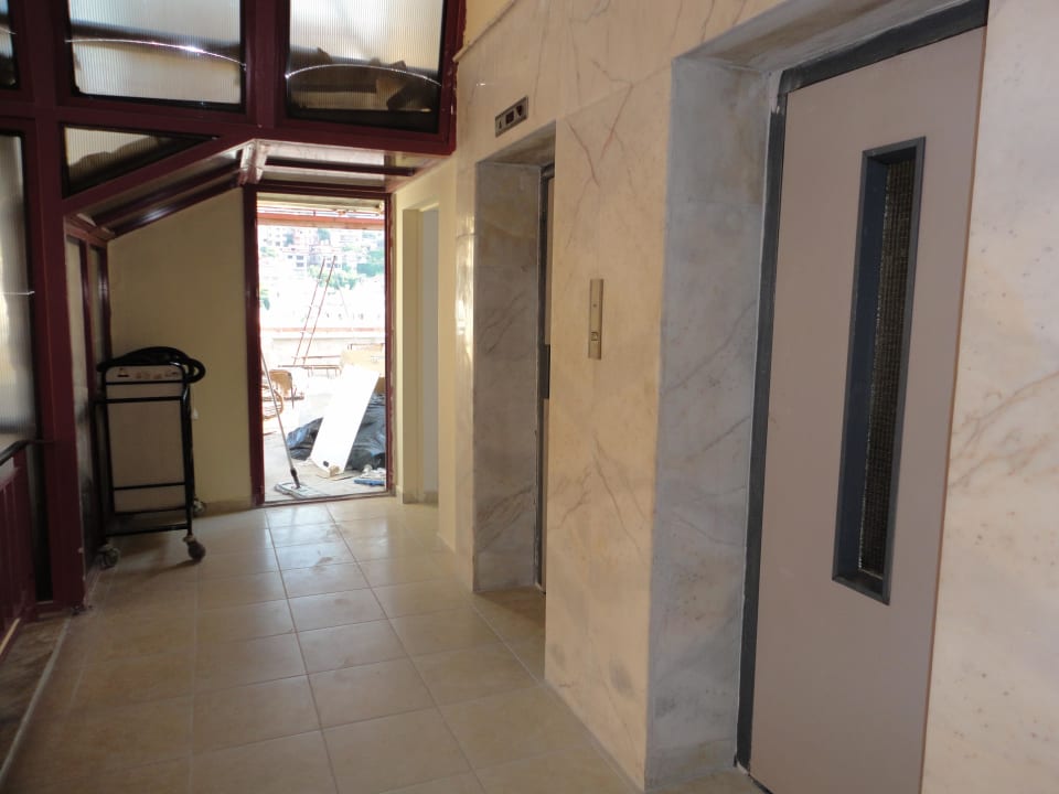 Fahrstuhl und vermüllte Terrasse Hotel Diamore