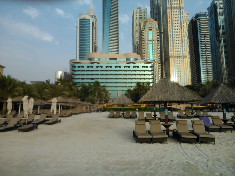Blick vom Hotelstrand auf das Hotel Le Meridien Mina Seyahi Beach Resort & Waterpark