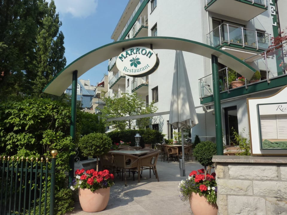 Blick auf die Restaurant-Terrasse Bernstein Villa Kastania