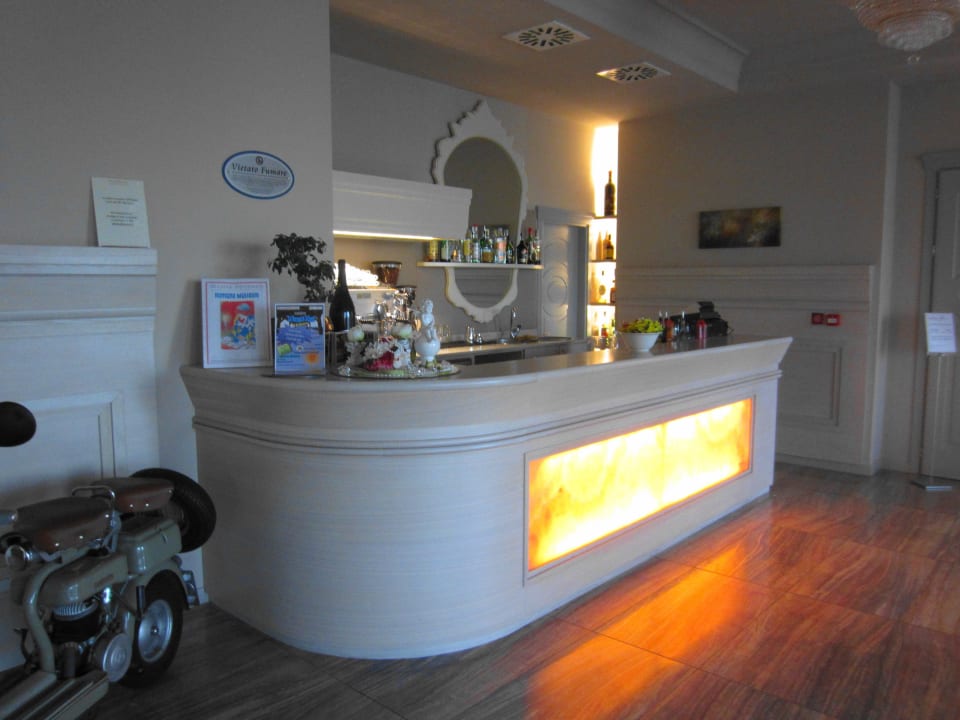 Barbereich in der Lobby Grand Hotel Forlì