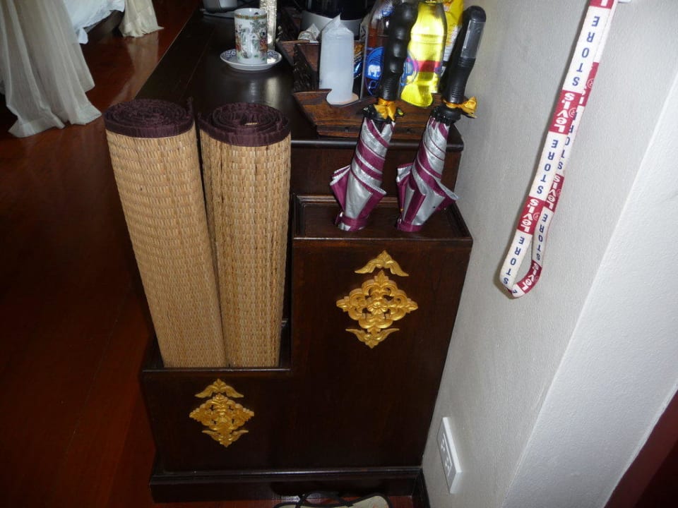 Strandmatten und Schirme Kanok Buri Resort