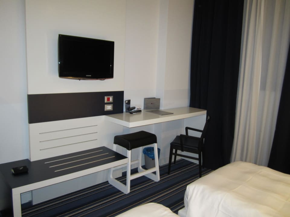 TV und Sitzmöglichkeiten CDH Hotel Milano Niguarda