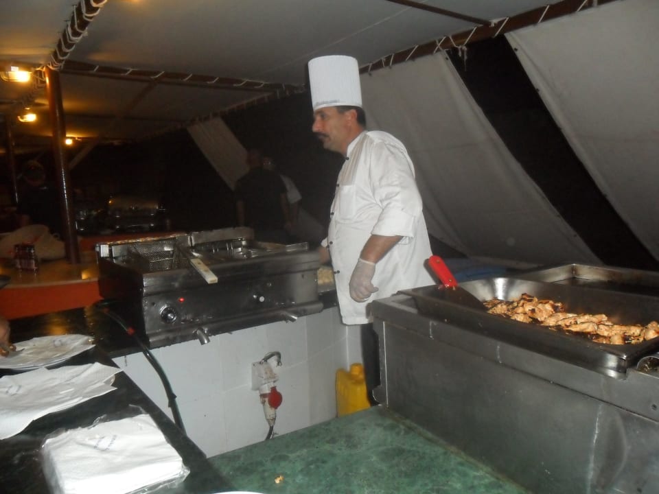 Buffet am Srand Malikia Resort Abu Dabbab
