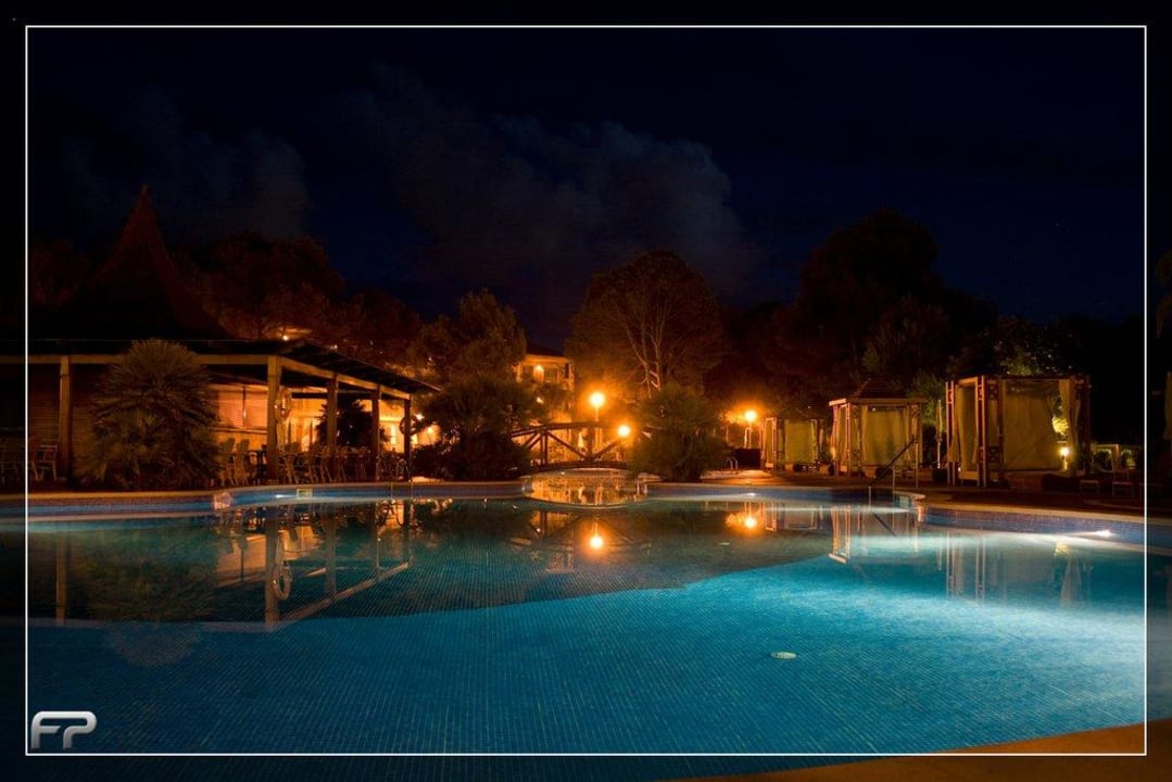 Poolanlage bei Nacht VIVA Cala Mesquida Suites & Spa 16+