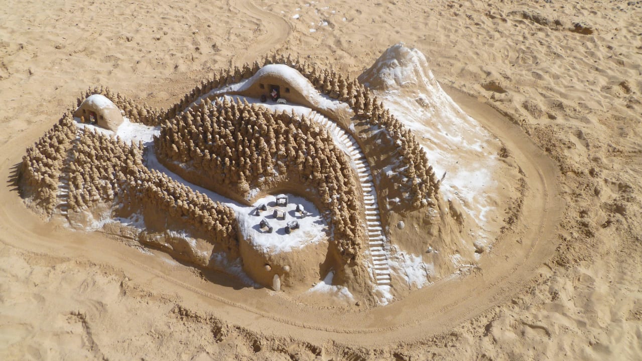 Kunstwerke aus Sand am Strand SBH Club Paraiso Playa