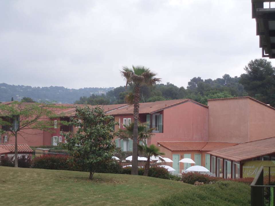 Ausblick in den Hof Hotel Domaine de l' Albatros