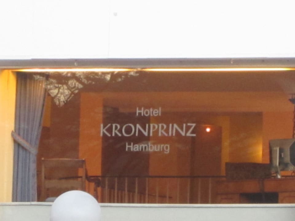 Netter Firmenname im Fenster Hotel Kronprinz Hamburg