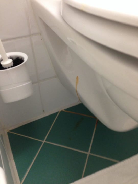 Dreckiges Badezimmer  Park Inn by Radisson Nürnberg