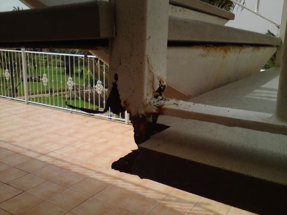 Rost! Durchrostung! - eine Durchgangstreppe Club Hotel Drago Park