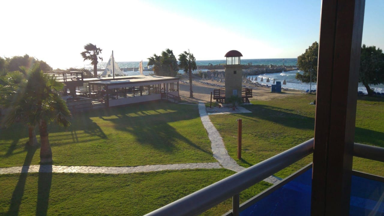 Snackbar am Strand bei starkem Wind All Senses Nautica Blue Exclusive Resort & Spa