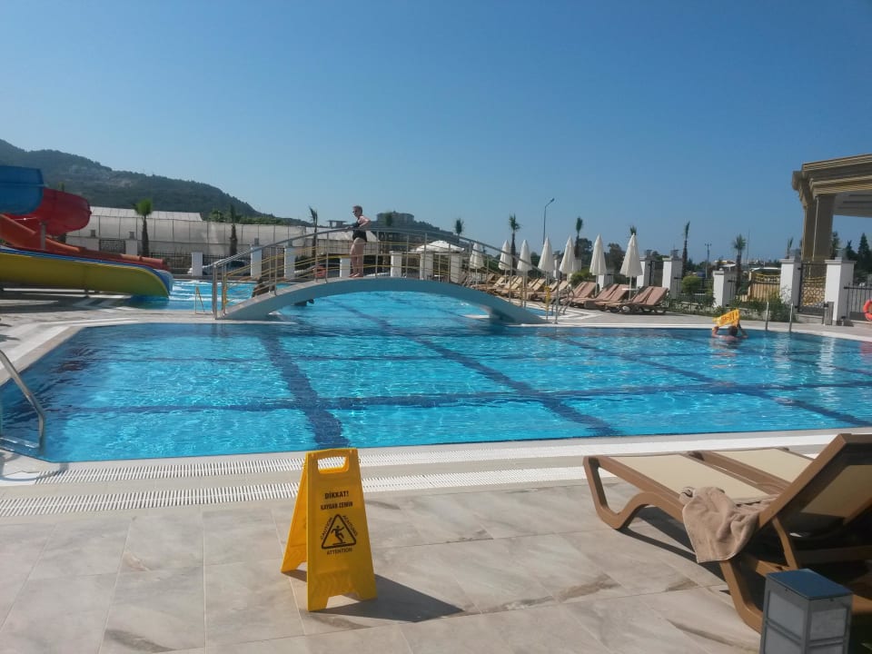 Pool im Animationsbereich The Lumos Deluxe Resort Hotel