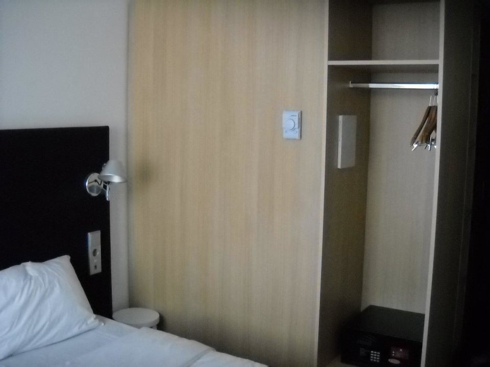 Zimmer Schrank u Safe AZIMUT Hotel St. Petersburg