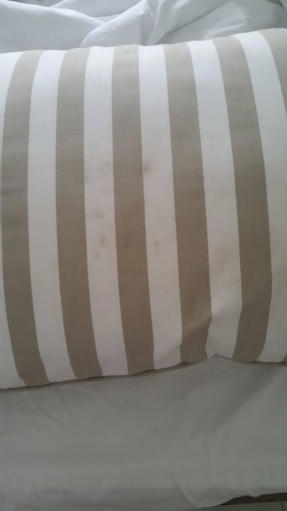 Dreckiges Kissen, wurde nicht gewechselt Simantro Resort