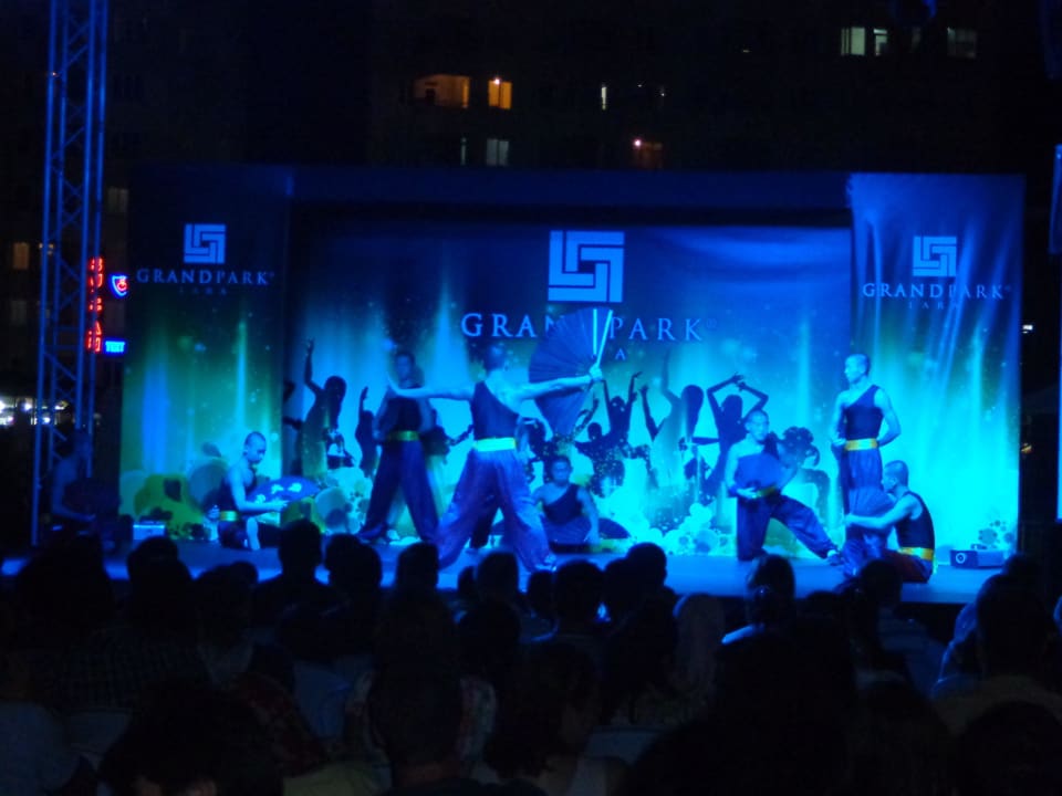 Show am Abend Grand Park Lara Hotel