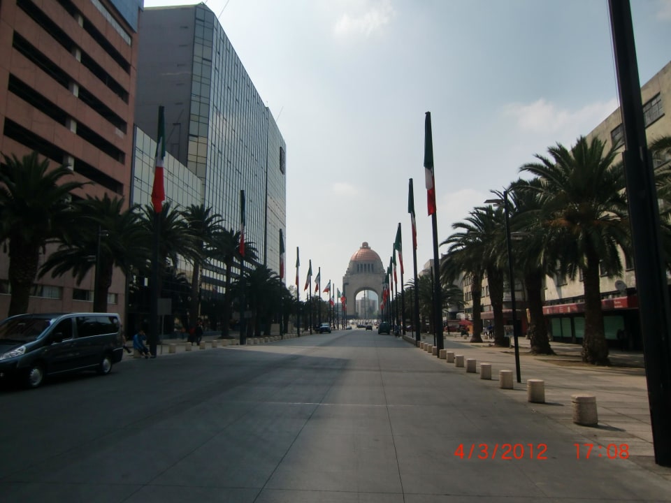 Vom Seiteneingang aus Richtung Revolutionsdenkmal Barceló México Reforma