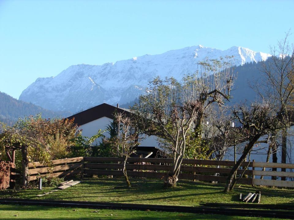 Teil der Gartenanlage mit Ausblick auf die Berge Obermühle Alpin SPA Resort