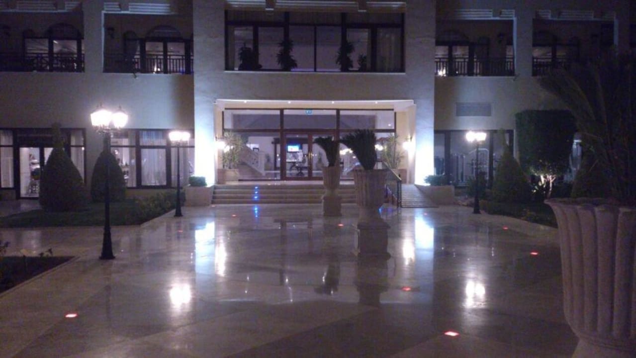 Hintereingang zur Lobby Steigenberger ALDAU Beach Hotel