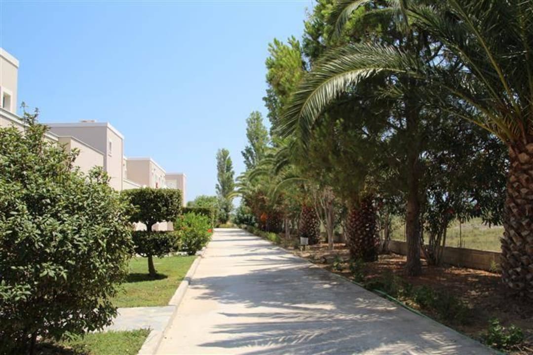 Weg zu den einzelnen Häusern Hotel Esperia