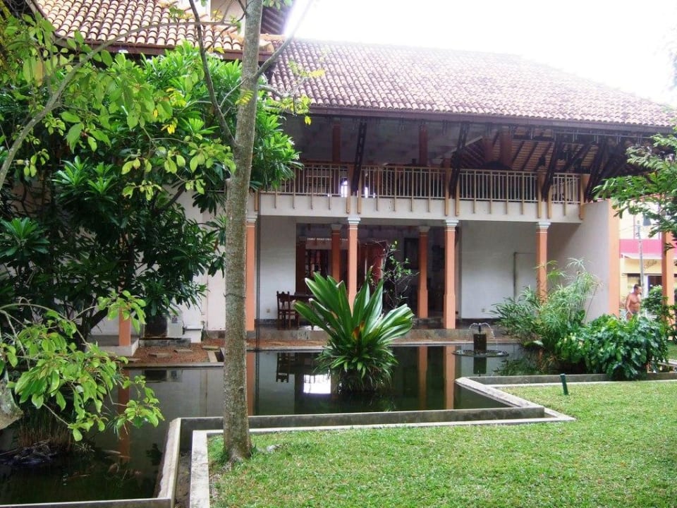 Gartenblick auf den Seiteneingang zur Rezeption Aida Ayurveda Resort & Spa