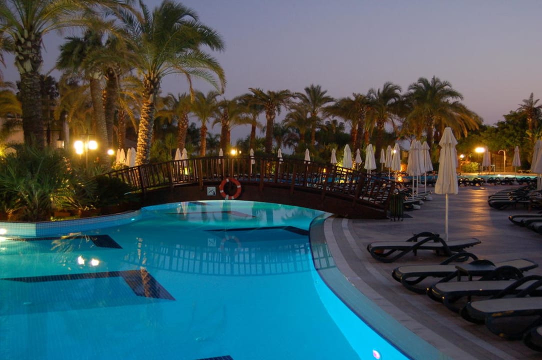 Pool am Abend Sunis Kumköy Beach Resort Hotel & Spa