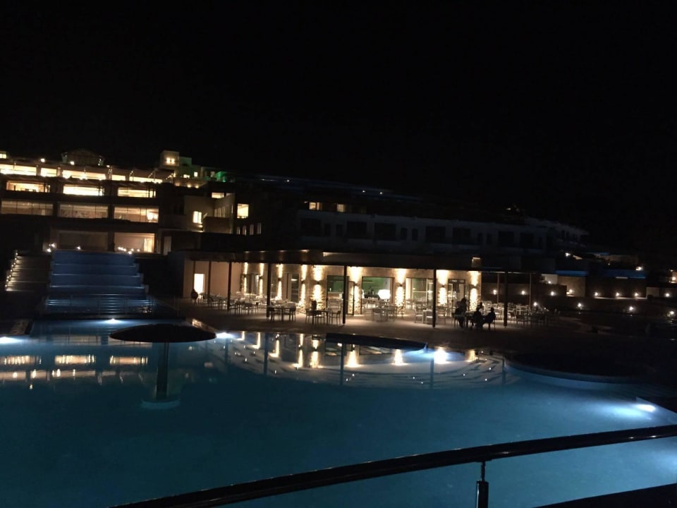 Blick bei Nacht auf Pool, Restaurant, Hauptgebäude Miraggio Thermal Spa Resort