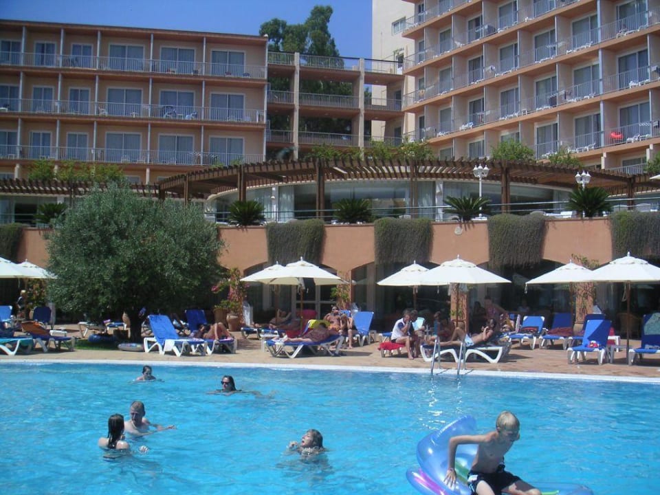 Haiptgebäude mit Pool Valentin Grand Park Suite Hotel