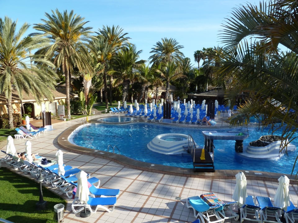 Pool im vorderen Bereich der Anlage Suites & Villas by Dunas