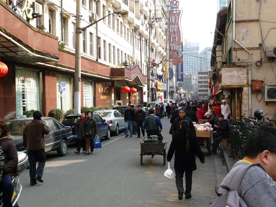 Die Strasse vorm Hotel Nanjing Hotel Shanghai Jin Jiang