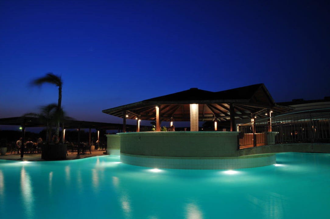 Zweiter (hinterer) Pool mit Poolbar Sandy Beach Hotel & Family Suites