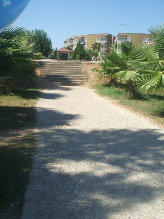 Weg zum Strand am See Marvida Family Eco