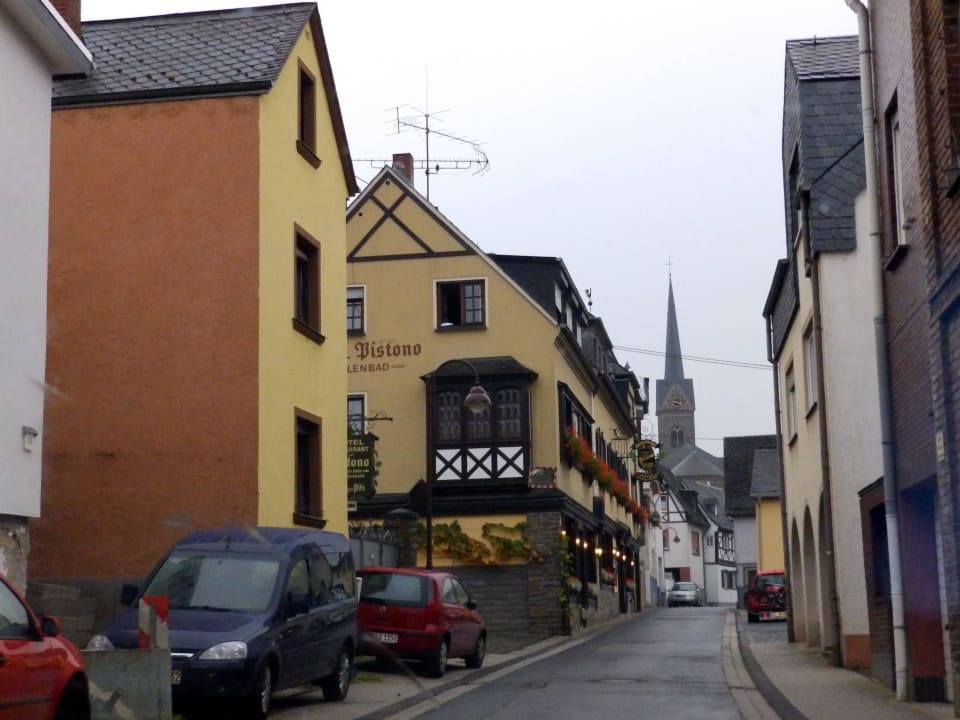 Von der Straße aus gesehen Hotel Pistono