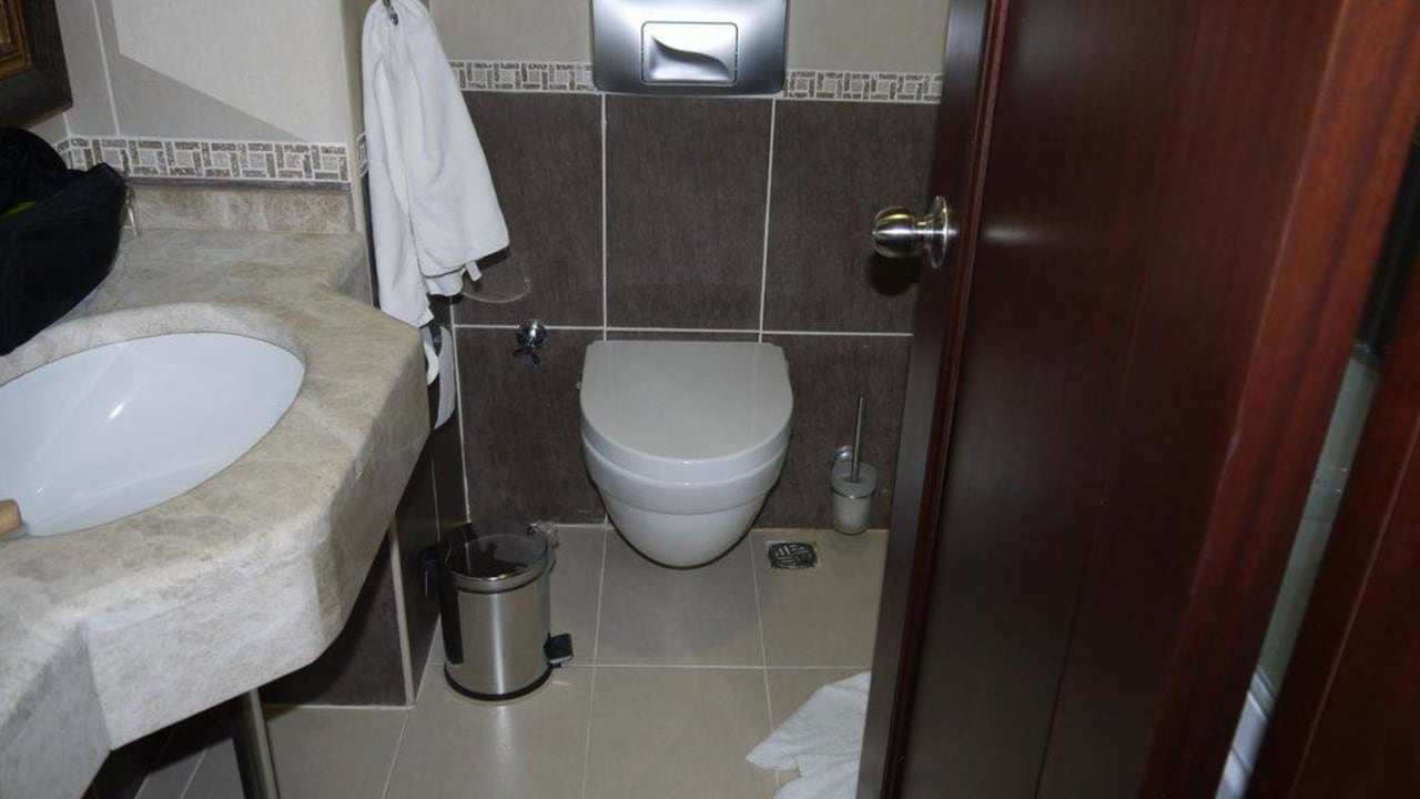 Bad von innen Kayamaris Hotel