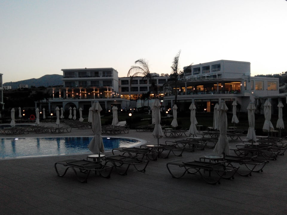 Blick aufs Restaurant am Abend Asterias Beach Resort